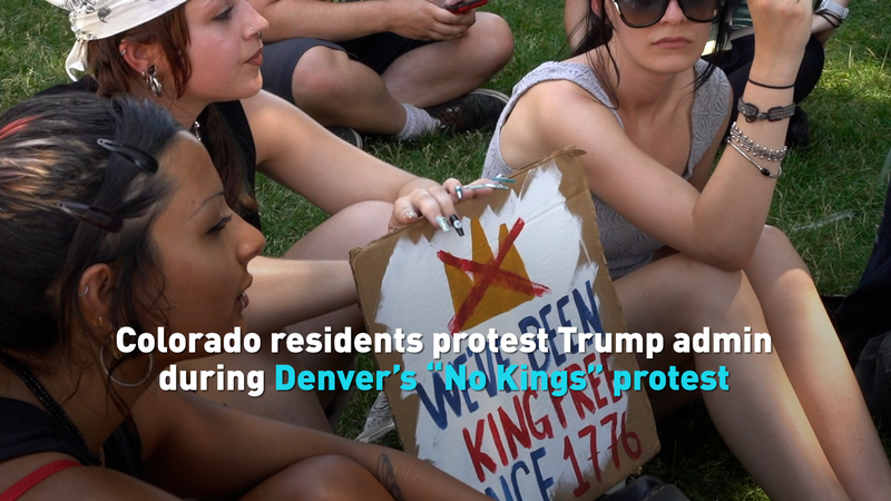 La manifestation « No Kings » de Denver devient un rassemblement festif contre la répression de l’immigration La manifestation « No Kings » de Denver devient un rassemblement festif contre la répression de l'immigration video poster