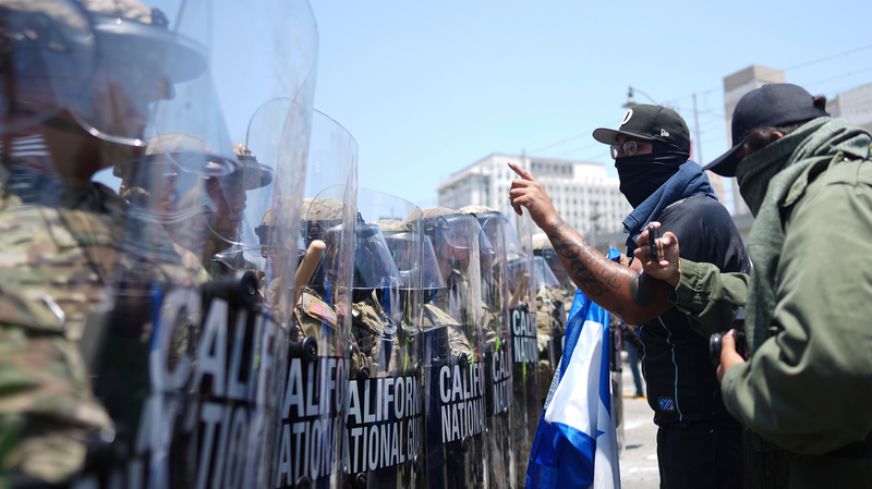 Affrontements à Los Angeles alors que des manifestants affrontent la Garde nationale à propos des raids sur l’immigration Affrontements à Los Angeles alors que des manifestants affrontent la Garde nationale à propos des raids sur l'immigration