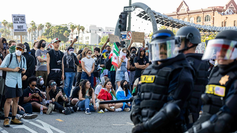 Des manifestations éclatent à LA contre les raids d’immigration Des manifestations éclatent à LA contre les raids d'immigration video poster