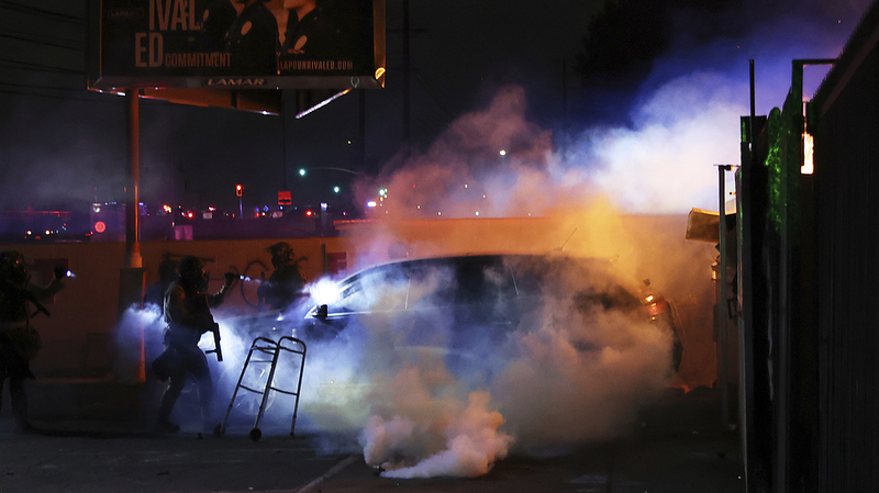 Le centre-ville de LA s’enflamme : troisième jour de manifestations anti-ICE affrontant la Garde nationale Le centre-ville de LA s'enflamme : troisième jour de manifestations anti-ICE affrontant la Garde nationale video poster