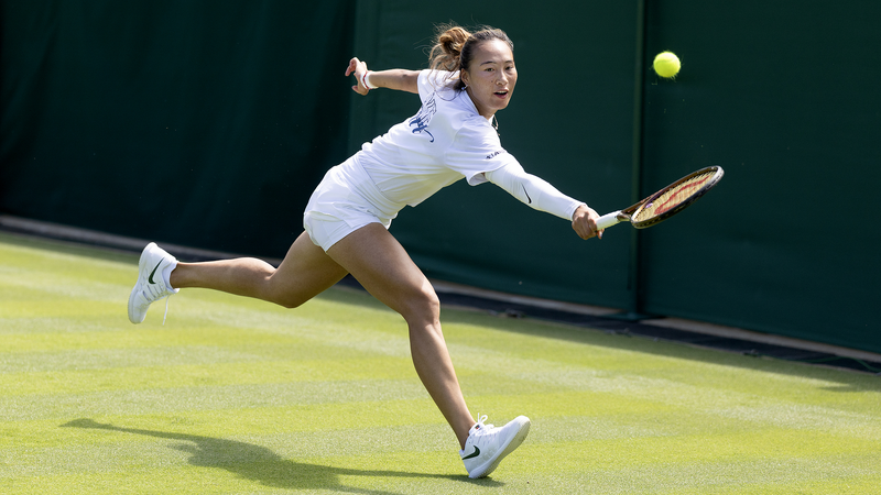 Championne olympique Zheng Qinwen contre Siniakova en ouverture de Wimbledon Championne_olympique_Zheng_Qinwen_contre_Siniakova_en_ouverture_de_Wimbledon