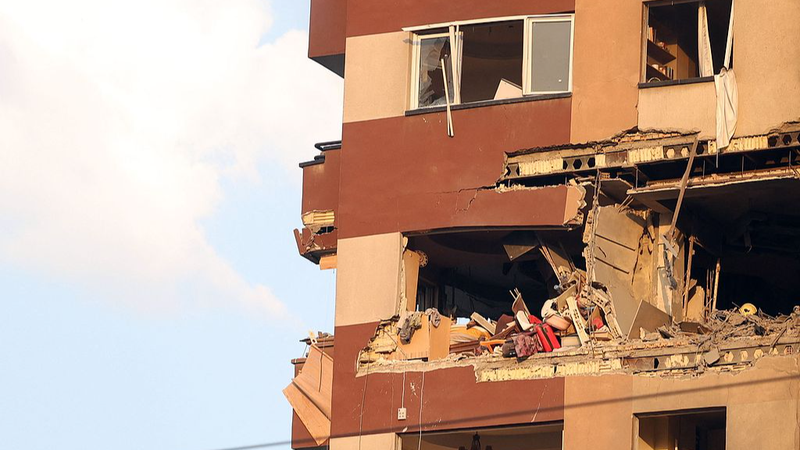 Israël frappe l’Iran : des explosions secouent Téhéran Israël frappe l'Iran : des explosions secouent Téhéran video poster