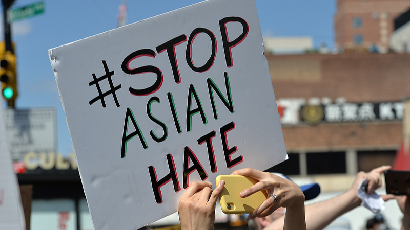 Hausse de la haine anti-asiatique aux États-Unis face aux coupes dans le financement fédéral Hausse de la haine anti-asiatique aux États-Unis face aux coupes dans le financement fédéral