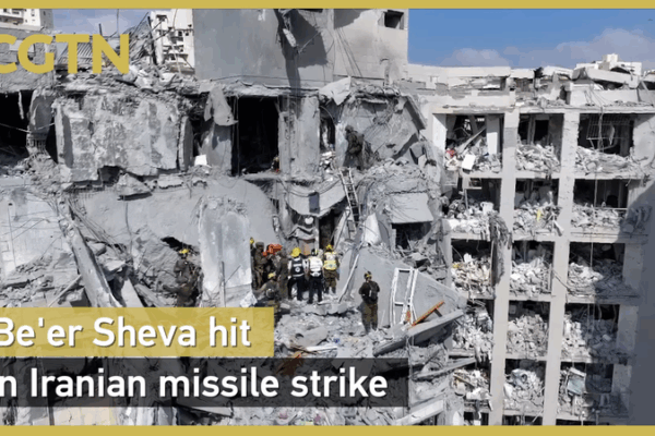 Un missile iranien frappe un immeuble résidentiel à Be’er Sheva Un missile iranien frappe un immeuble résidentiel à Be'er Sheva video poster