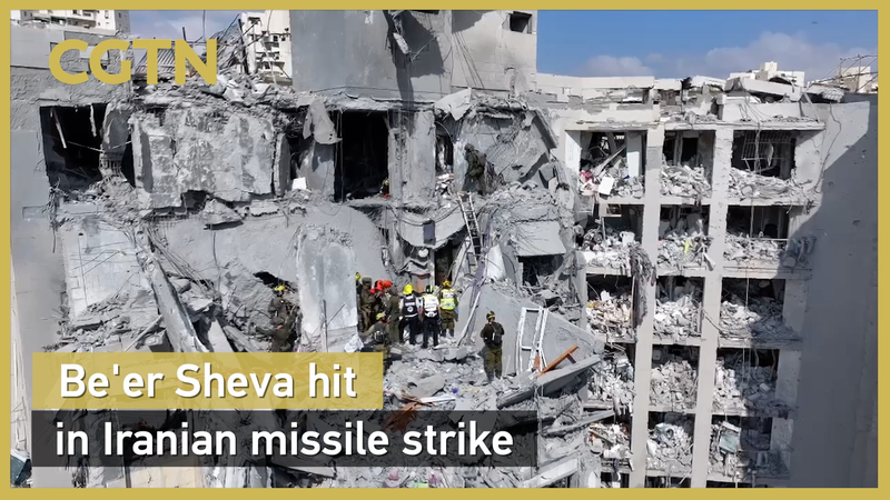 Un missile iranien frappe un immeuble résidentiel à Be'er Sheva video poster