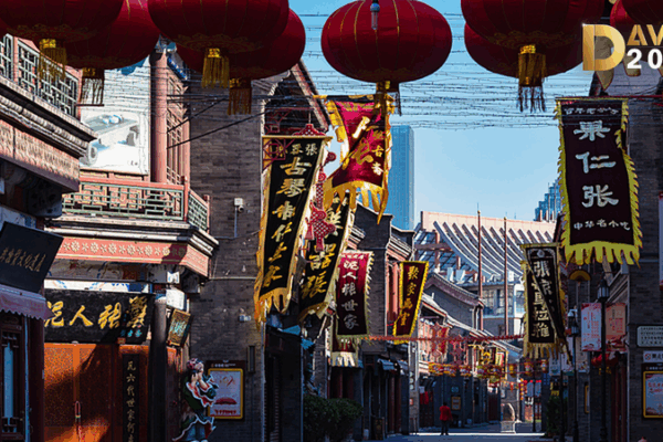 Explorer la rue culturelle ancienne de Tianjin lors du Summer Davos 2025 Explorer_la_rue_culturelle_ancienne_de_Tianjin_lors_du_Summer_Davos_2025 video poster