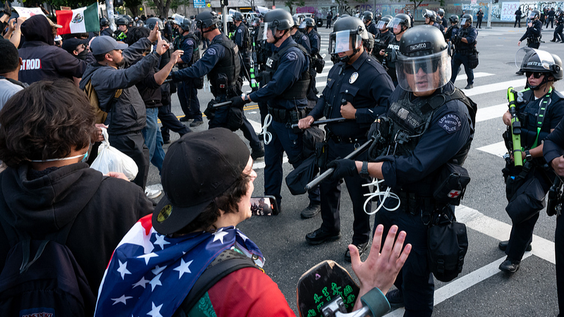 Les manifestations de LA éclatent après les raids de l’ICE qui provoquent des affrontements avec la Garde nationale Les manifestations de LA éclatent après les raids de l'ICE qui provoquent des affrontements avec la Garde nationale video poster