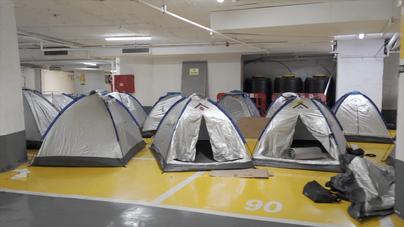 Un parking souterrain de Tel Aviv transformé en abri pendant les frappes de missiles Un parking souterrain de Tel Aviv transformé en abri pendant les frappes de missiles video poster