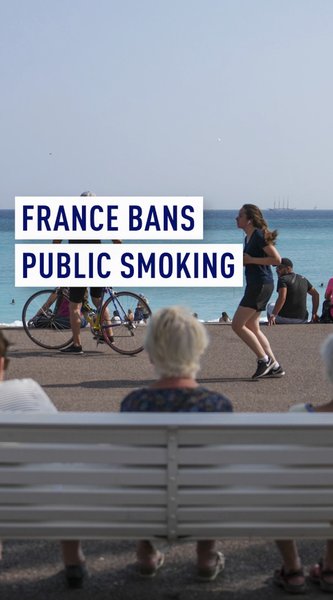 La nouvelle interdiction de fumer en public en France cible les plages, les parcs et les écoles La nouvelle interdiction de fumer en public en France cible les plages, les parcs et les écoles video poster