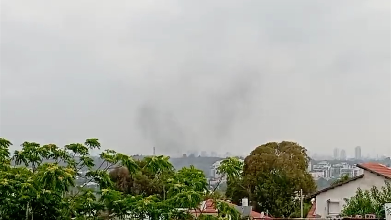 Explosions secouent Tel Aviv après les frappes américaines sur les sites nucléaires iraniens Explosions secouent Tel Aviv après les frappes américaines sur les sites nucléaires iraniens video poster