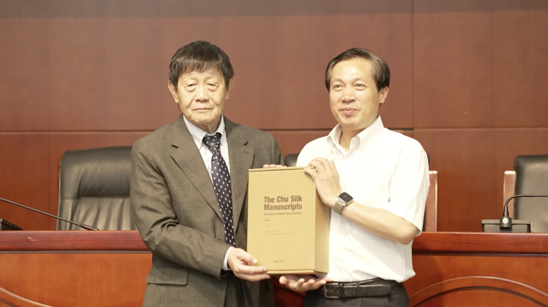 À l’intérieur de la quête du professeur Li Ling pour réunir les manuscrits de soie de Chu À l'intérieur de la quête du professeur Li Ling pour réunir les manuscrits de soie de Chu video poster