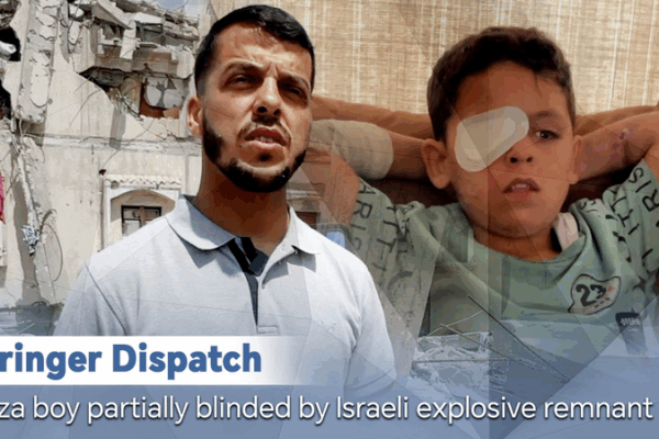 Un garçon de Gaza partiellement aveuglé par un dispositif non explosé Un garçon de Gaza partiellement aveuglé par un dispositif non explosé video poster
