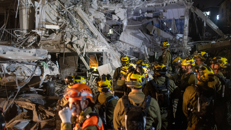 Décombres à Ramat Gan après la riposte de missiles de l’Iran