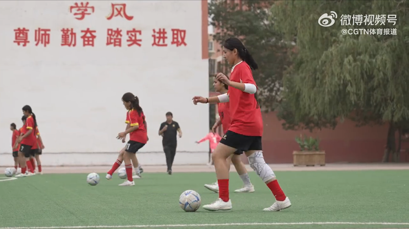 Les filles du Xinjiang rêvent d’intégrer l’équipe nationale de football de Chine Les filles du Xinjiang rêvent d'intégrer l'équipe nationale de football de Chine video poster