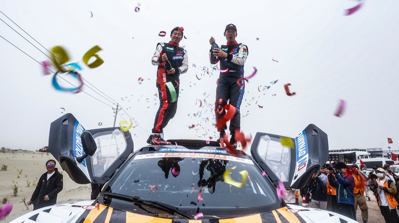 Les pilotes mondiaux louent le Rallye Taklimakan 2025 à Xinjiang Les pilotes mondiaux louent le Rallye Taklimakan 2025 à Xinjiang video poster