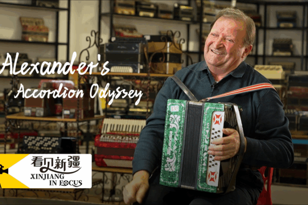 L’odyssée de l’accordéon d’Alexander : 800 mélodies au Xinjiang L'odyssée de l'accordéon d'Alexander : 800 mélodies au Xinjiang video poster
