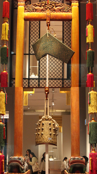 Résonance Rituelle : Carillon en Jade Qing et Cloche Dorée au Musée du Palais de Hong Kong Résonance Rituelle : Carillon en Jade Qing et Cloche Dorée au Musée du Palais de Hong Kong video poster