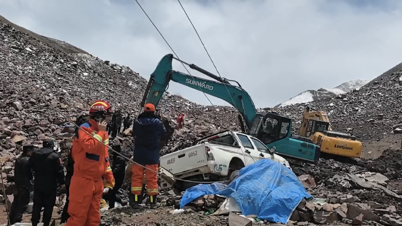 Glissement de terrain à Xizang fait trois morts et laisse sept disparus Glissement de terrain à Xizang fait trois morts et laisse sept disparus video poster