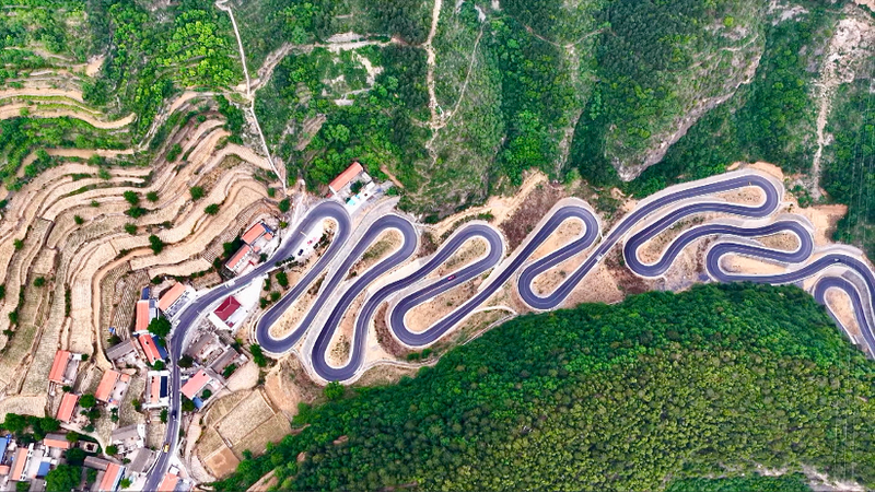 Autoroute Taihang No.1 : 16 virages à couper le souffle sur 2,5 km Autoroute Taihang No.1 : 16 virages à couper le souffle sur 2,5 km video poster