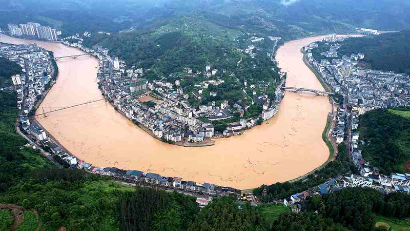 Les efforts de sauvetage s'intensifient après les inondations à Guizhou video poster