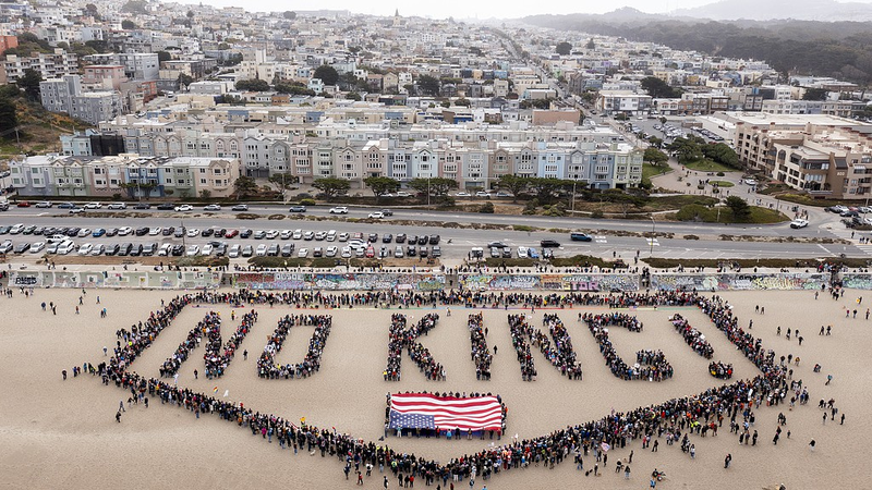 Les marches massives de ‘Journée Sans Rois’ balayent les États-Unis Les marches massives de 'Journée Sans Rois' balayent les États-Unis video poster