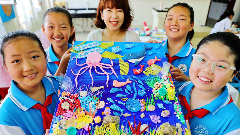 Jeunes artistes transforment des déchets recyclés en art océanique pour la Journée mondiale des océans Jeunes artistes transforment des déchets recyclés en art océanique pour la Journée mondiale des océans