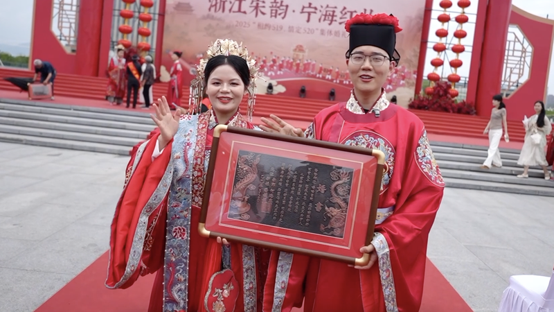 L’amour en rouge : Les traditions de mariage de la Chine continentale brillent à Ninghai L'amour en rouge : Les traditions de mariage de la Chine continentale brillent à Ninghai video poster