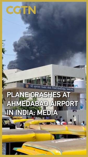 Vol Air India avec 242 personnes à bord s’écrase à Ahmedabad Vol Air India avec 242 personnes à bord s'écrase à Ahmedabad video poster