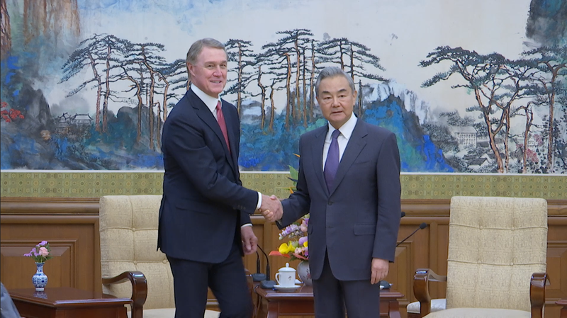 Wang Yi Urge le Dialogue et la Coopération dans les Relations Chine-États-Unis Wang Yi Urge le Dialogue et la Coopération dans les Relations Chine-États-Unis video poster
