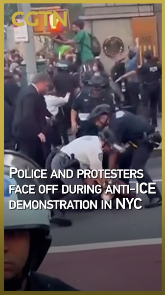 Affrontement à NYC : 86 arrêtés lors d’une manifestation anti-ICE Affrontement à NYC : 86 arrêtés lors d'une manifestation anti-ICE video poster