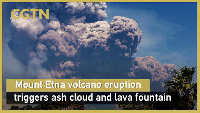 Éruption du mont Etna : nuages de cendres et fontaine de lave surprennent les touristes Éruption du mont Etna : nuages de cendres et fontaine de lave surprennent les touristes video poster