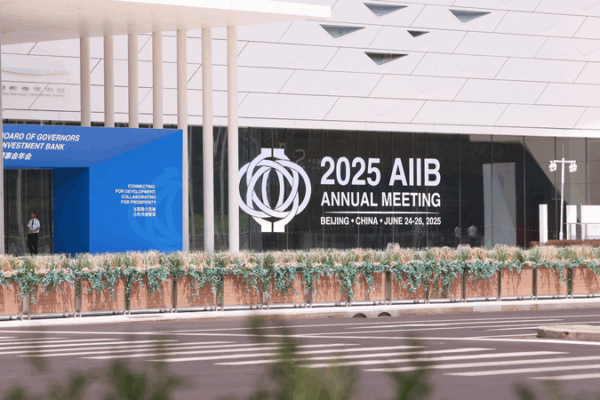 Une décennie d’impact multilatéral de l’AIIB en Asie Une décennie d’impact multilatéral de l'AIIB en Asie