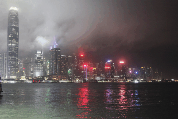 La lueur nocturne de Victoria Harbor en quelques secondes La_lueur_nocturne_de_Victoria_Harbor_en_quelques_secondes video poster