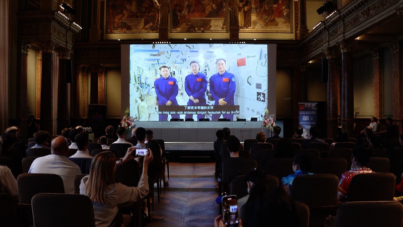 La conférence Tiangong relie les explorateurs spatiaux et les étudiants hongrois La conférence Tiangong relie les explorateurs spatiaux et les étudiants hongrois video poster