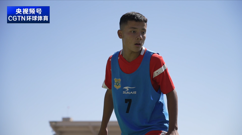 Un jeune de Xinjiang devient étoile U14 : le rêve de football de Zulal Un jeune de Xinjiang devient étoile U14 : le rêve de football de Zulal video poster