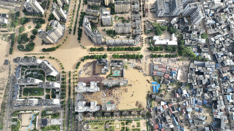 Plus de 40 000 évacués alors que les eaux de crue montent à Rongjiang Plus de 40 000 évacués alors que les eaux de crue montent à Rongjiang video poster