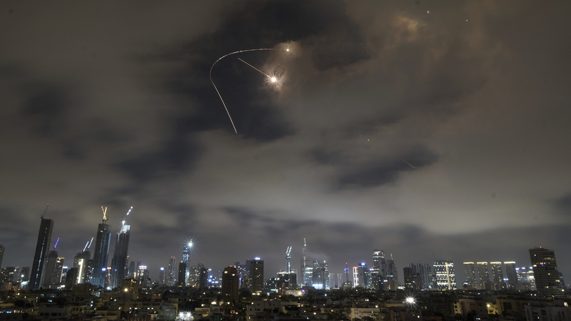 Les frappes Israël-Iran s’intensifient : les dirigeants mondiaux appellent à la retenue Les frappes Israël-Iran s'intensifient : les dirigeants mondiaux appellent à la retenue video poster