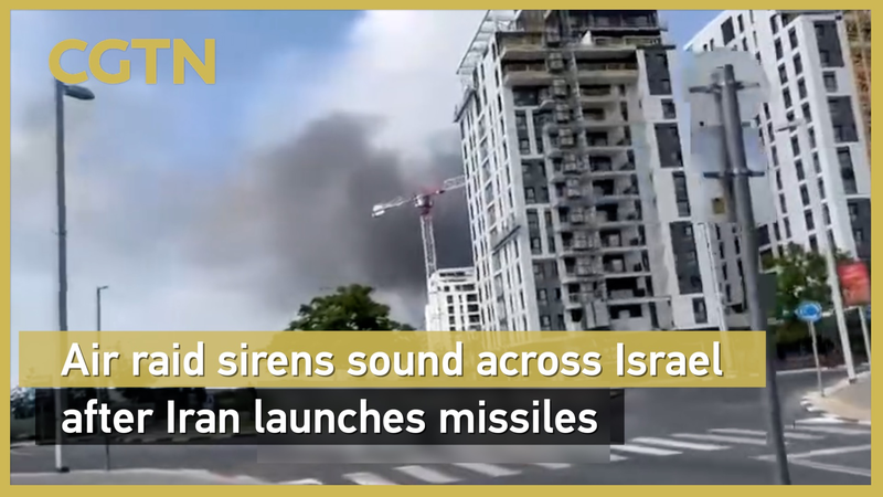 Les sirènes de raid aérien illuminent Israël après le lancement de 20 missiles par l’Iran Les sirènes de raid aérien illuminent Israël après le lancement de 20 missiles par l'Iran video poster