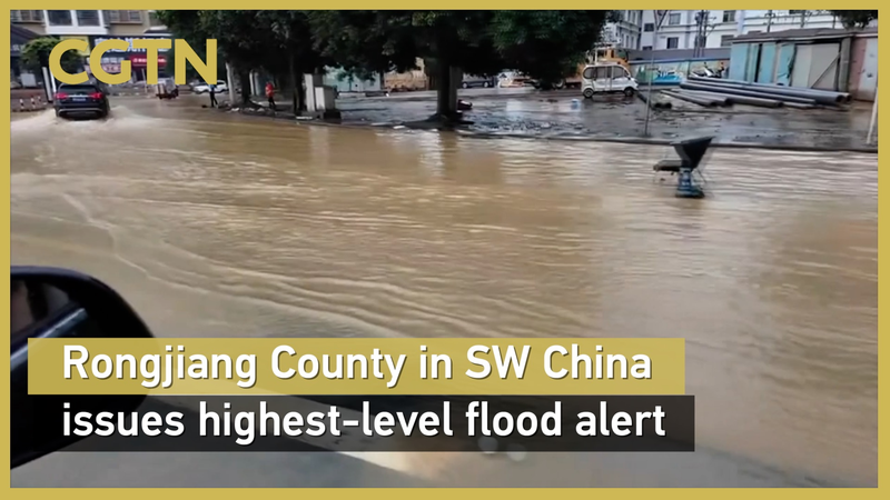 Le comté de Rongjiang en alerte maximale contre les inondations alors que la rivière Duliu atteint son pic video poster