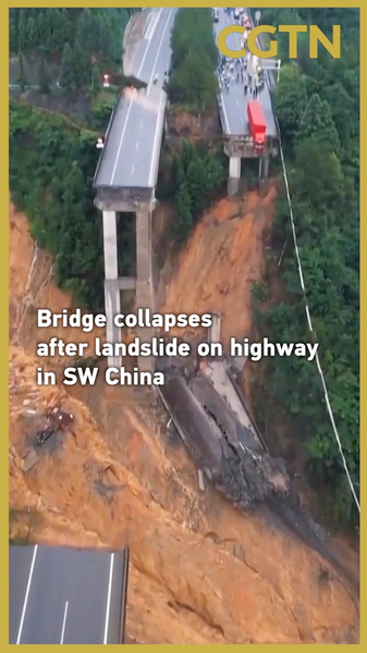 Le Pont de la Rivière Houzi s’effondre sur l’Autoroute du Sud-Ouest de la Chine après un glissement de terrain Le Pont de la Rivière Houzi s'effondre sur l'Autoroute du Sud-Ouest de la Chine après un glissement de terrain video poster