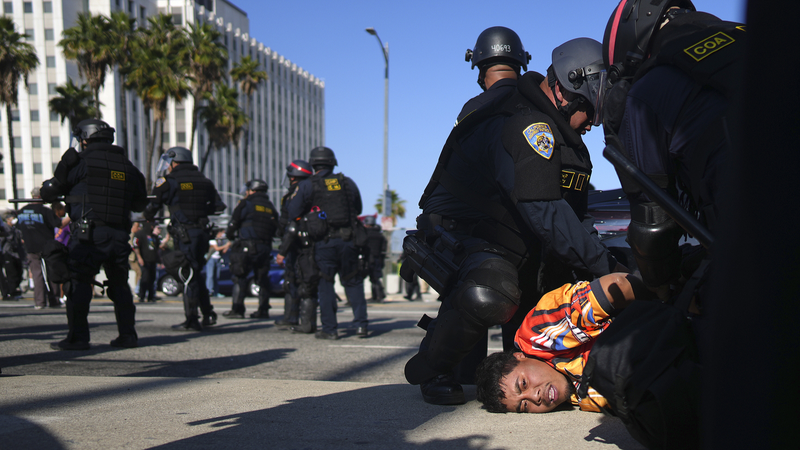 Le couvre-feu nocturne entraîne des arrestations massives à Los Angeles Le couvre-feu nocturne entraîne des arrestations massives à Los Angeles