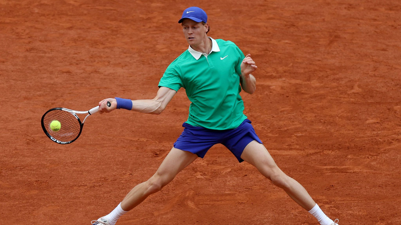 Sinner stupéfie Djokovic pour atteindre la finale de Roland-Garros contre Alcaraz Sinner stupéfie Djokovic pour atteindre la finale de Roland-Garros contre Alcaraz