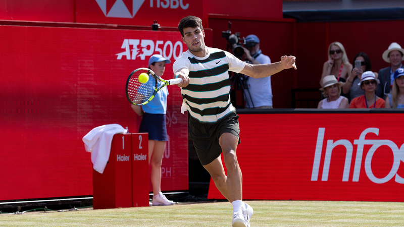 Alcaraz survit à une frayeur tardive lors de ses débuts au Queen’s Club Alcaraz survit à une frayeur tardive lors de ses débuts au Queen’s Club