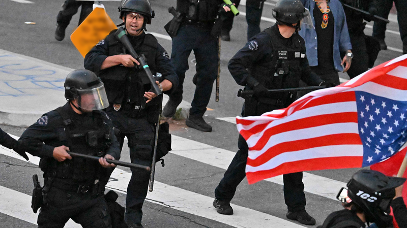 Manifestations ‘Pas de Rois’ éclatent à l’échelle nationale contre l’ego de Trump Manifestations 'Pas de Rois' éclatent à l'échelle nationale contre l'ego de Trump video poster