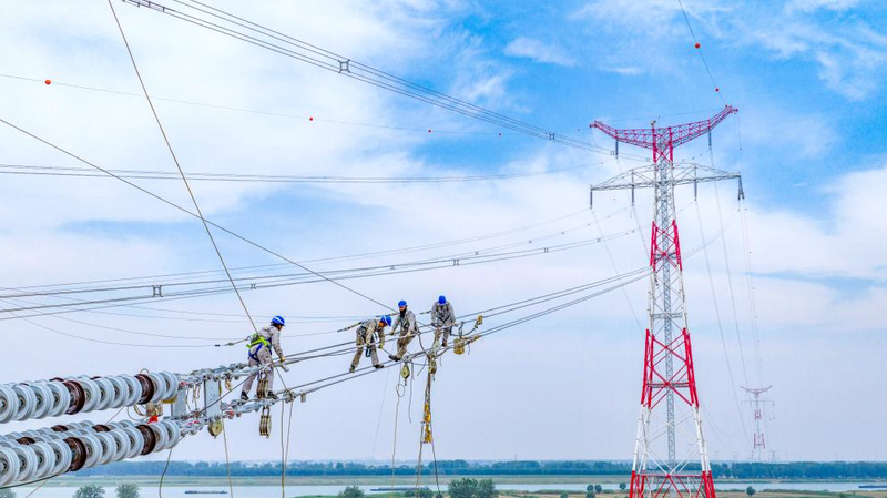 Ligne électrique de 500 kV réalise une traversée de 1,6 km de la rivière Huaihe Ligne électrique de 500 kV réalise une traversée de 1,6 km de la rivière Huaihe