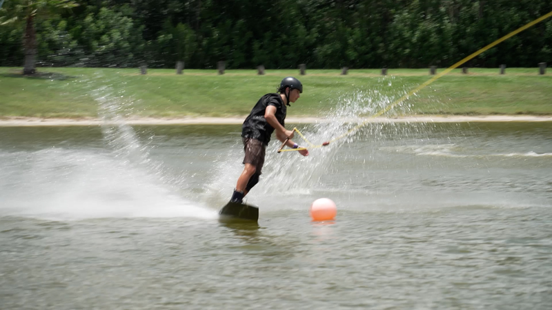 Le wakeboard nautique à câble vole la vedette aux Jeux Mondiaux à Chengdu Le wakeboard nautique à câble vole la vedette aux Jeux Mondiaux à Chengdu video poster