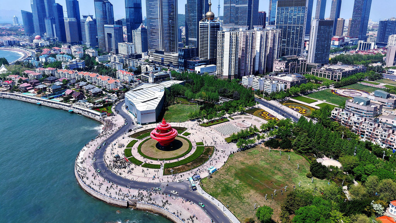 Place du Quatre Mai à Qingdao : Où la Spirale Rouge Rencontre la Mer Place du Quatre Mai à Qingdao : Où la Spirale Rouge Rencontre la Mer video poster