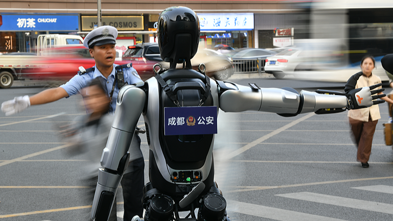 Un robot humanoïde améliore la sécurité routière à Chengdu Un robot humanoïde améliore la sécurité routière à Chengdu