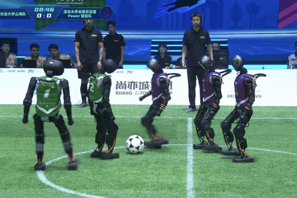 Les robots humanoïdes inaugurent une ère de football autonome à Pékin Les robots humanoïdes inaugurent une ère de football autonome à Pékin
