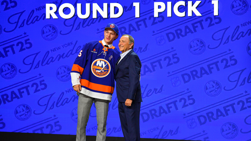 Les Islanders sélectionnent Matthew Schaefer comme choix numéro 1 au repêchage de la LNH Les Islanders sélectionnent Matthew Schaefer comme choix numéro 1 au repêchage de la LNH